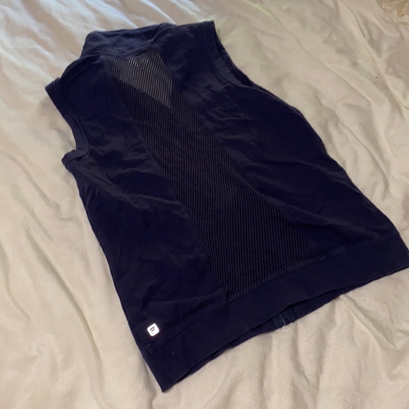 🌲Adorable Fabletics sleeveless zip-up! - Picture 3 of 9